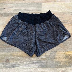 Lululemon Tracker Lined Short 4”, Bit Point Ice Grey Black, Size 4